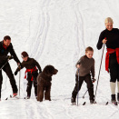Kronprinsfamilien i skisporet  (Foto: Lise Åserud / Scanpix)